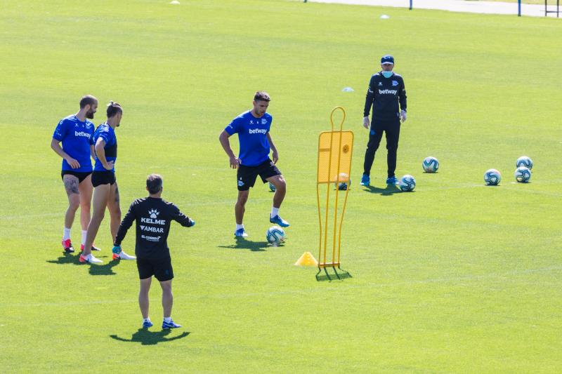 Fotos: El Alavés ya entrena en grupos