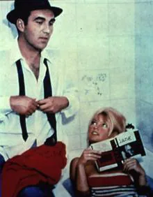 Imagen secundaria 2 - Michel Piccoli junto a Amparo Soler Leal y Concha Velasco en 'París Tombuctú', en 'La gran comilona' y con Brigitte Bardot en 'El desprecio'.