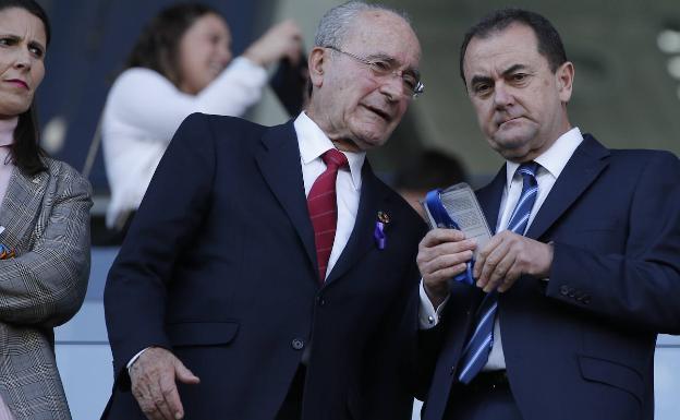 El alcalde de Málaga, Francisco de la Torre, y el administrador judicial del club, José María Muñoz, en el palco de La Rosaleda. 