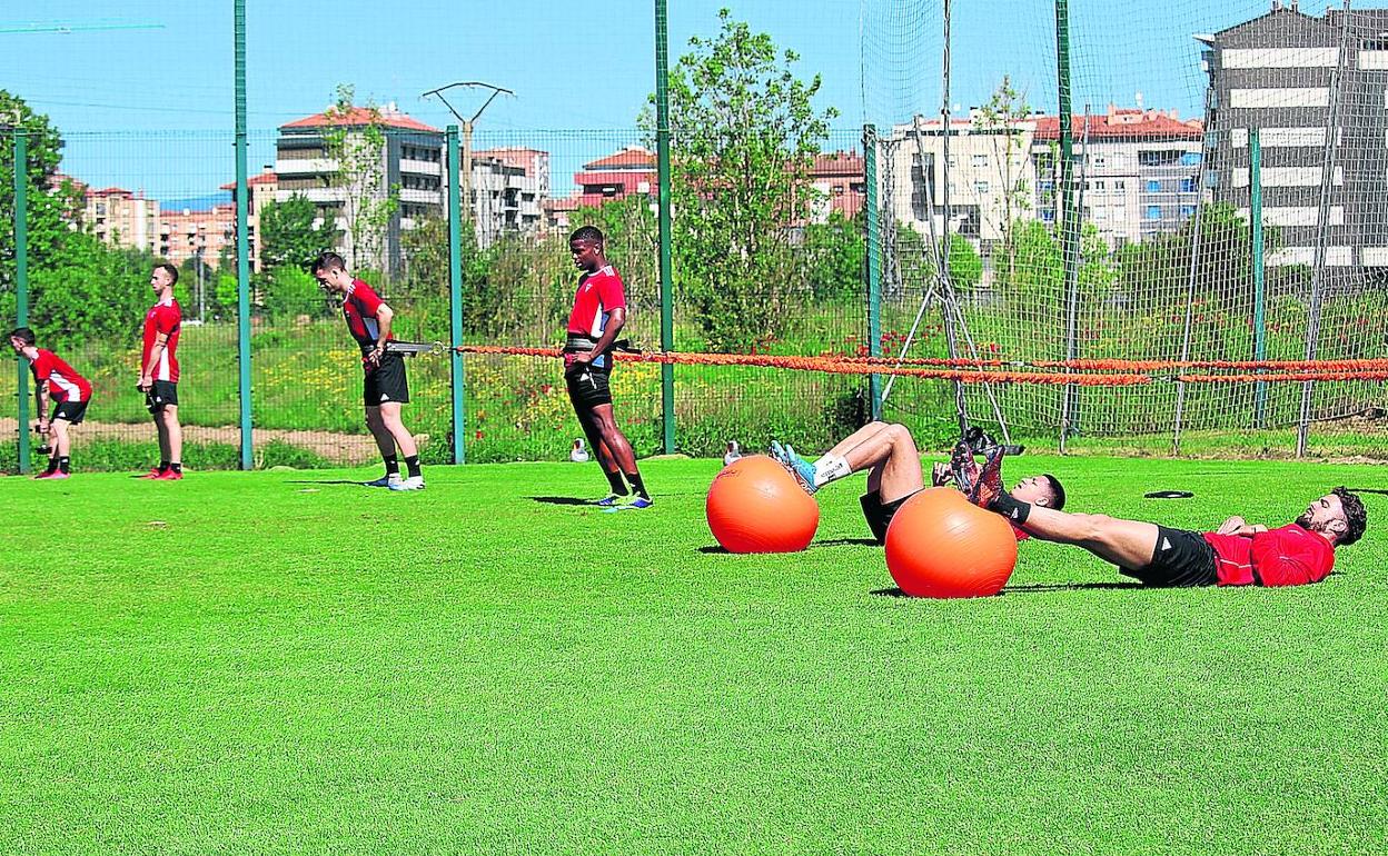 La plantilla se dividió en tres grupos de trabajo y la preparación se centró en el apartado físico de los jugadores, que se ejercitaron por primera vez acompañados.