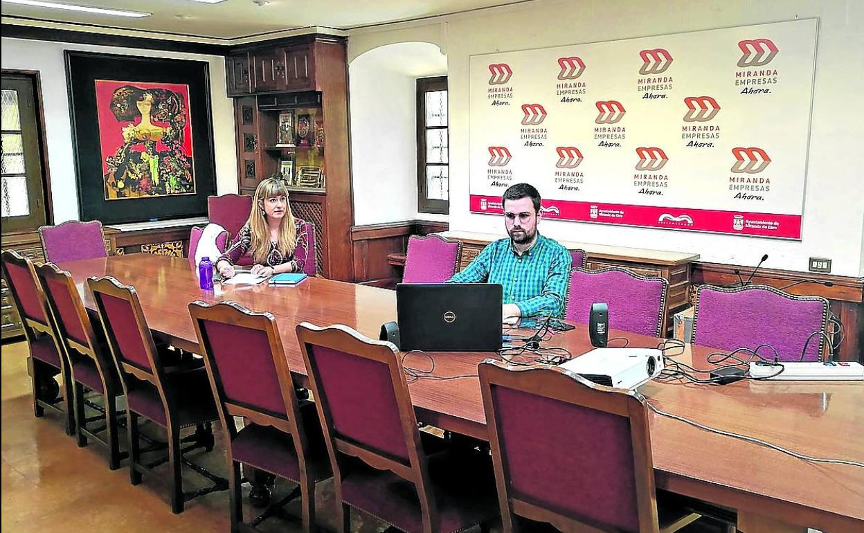 Aitana Hernando y Pablo Gómez siguieron el pleno en la Sala de Permanentes del Ayuntamiento.