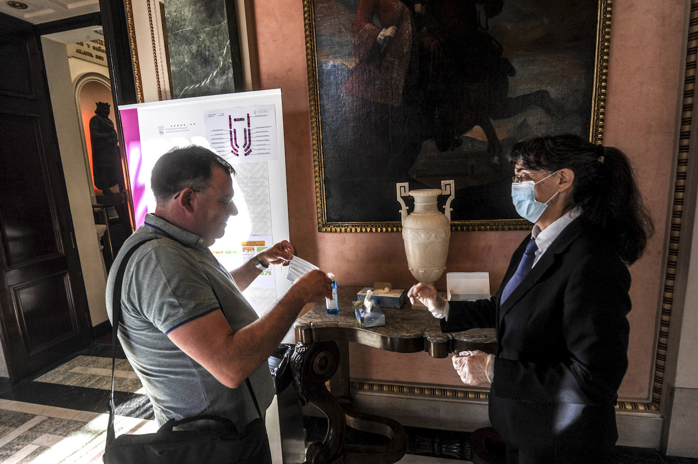 Iosu López Ubierna se coloca la mascarilla al entrar al Palacio Foral.