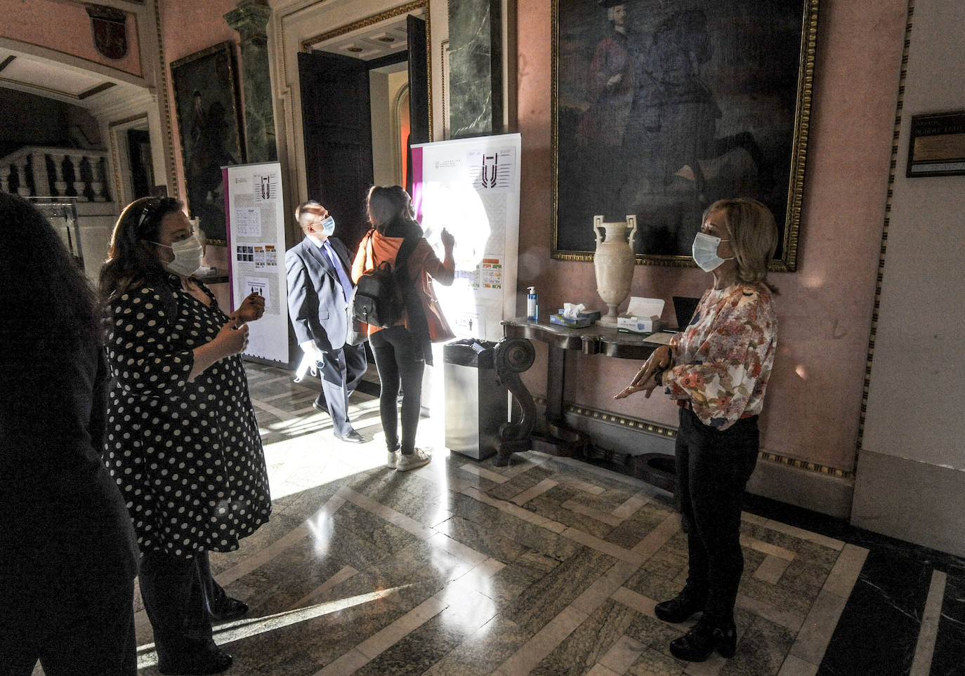 Marta Alaña ha cumplido con las medidas de seguridad e higiene al llegar al Palacio Foral. 