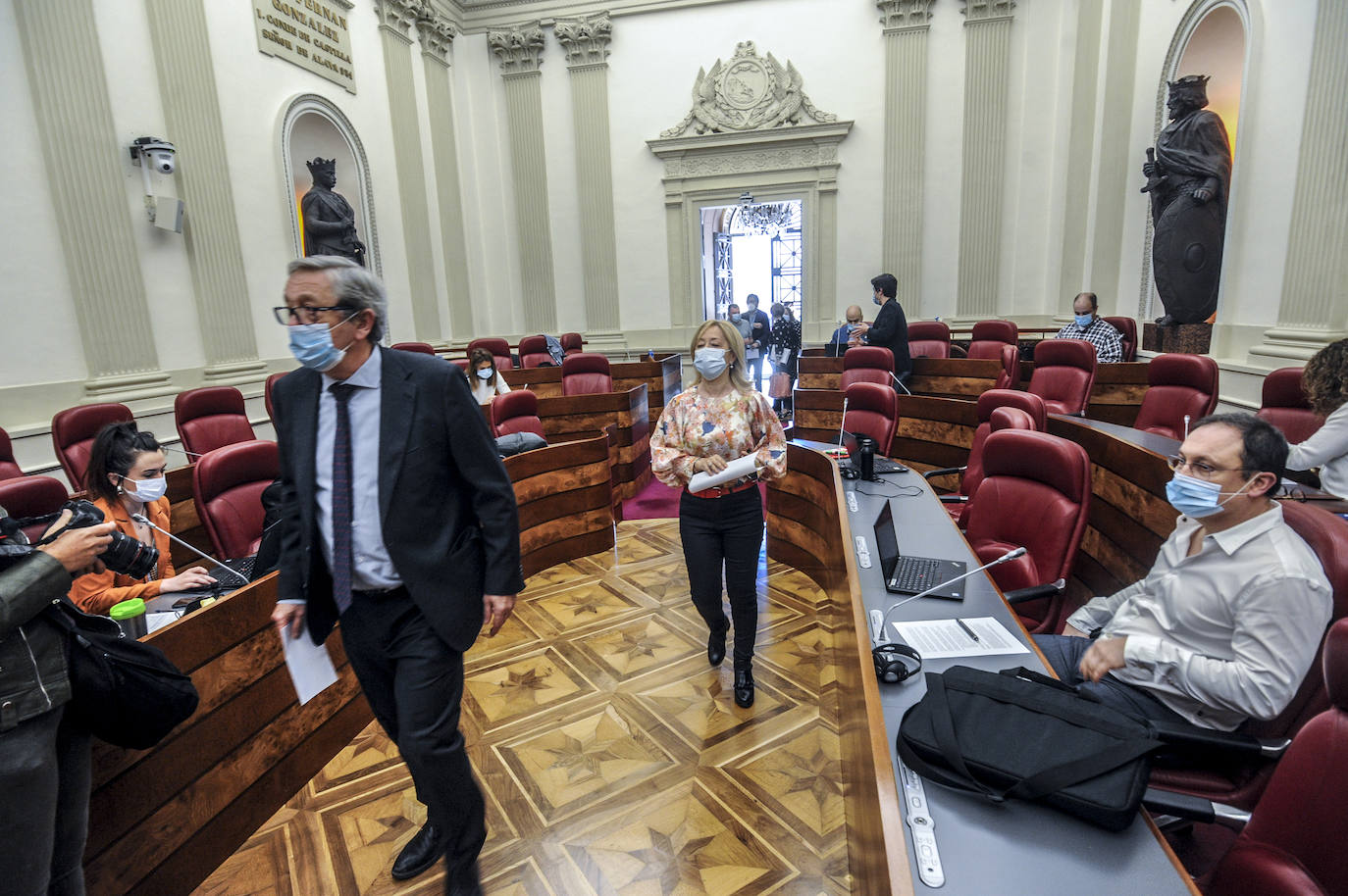 Pedro Elosegi y Pilar García de Salazar, en la sala de plenos. 