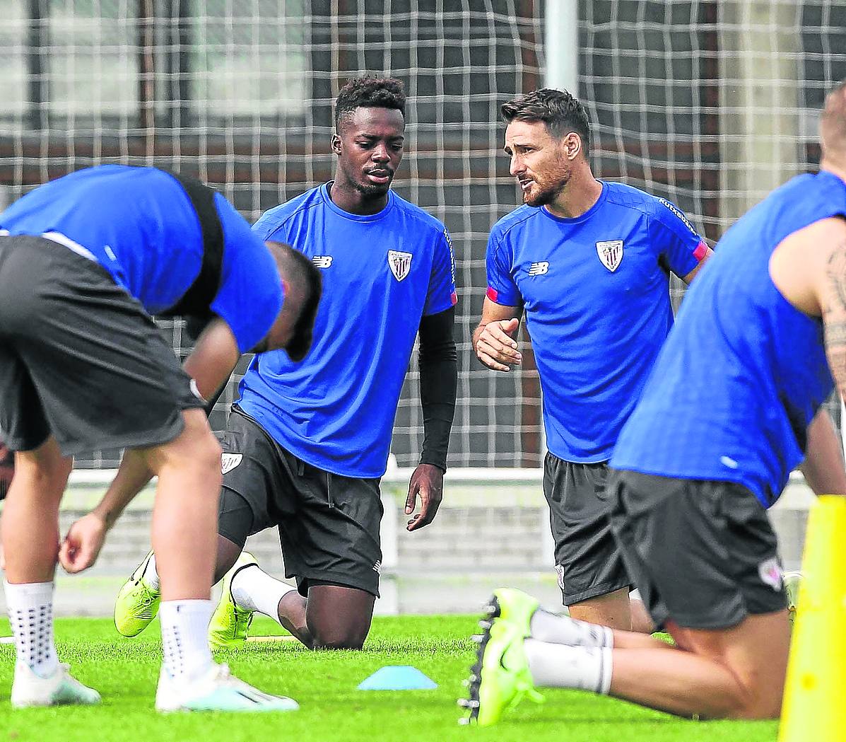 Williams y Aduriz hablan durante un entrenamiento en Lezama. 