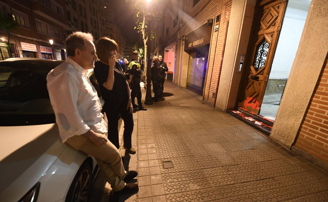 Alfonso Gil e Idoia Mendia ven los daños en el portal de su casa.