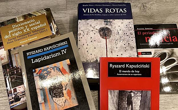 Imagen principal - Algunos de los libros de la biblioteca de José María Calleja a la venta en la librería Re-Read de Madrid, que contienen dedicatorias y cartas.