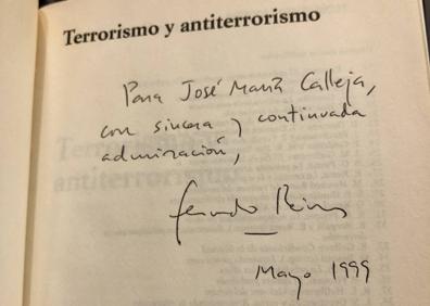 Imagen secundaria 1 - Algunos de los libros de la biblioteca de José María Calleja a la venta en la librería Re-Read de Madrid, que contienen dedicatorias y cartas.