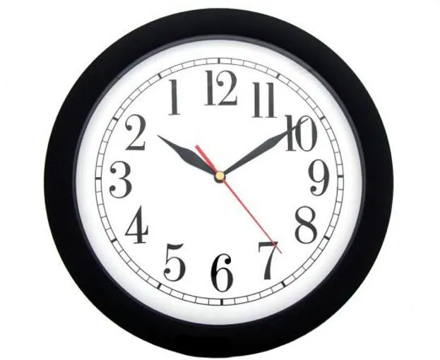 Reloj. Es un «simpático» reloj de pared con el giro invertido. «Mucho más fácil de entender paranosotros», explica la propietaria de universozurdo.com.