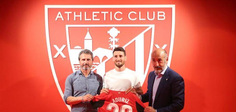 Aduriz y Muniain celebran con rabia un tanto del delantero donostiarra en San Mamés