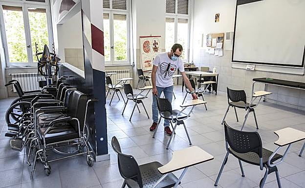 Imagen principal - Separación de pupitres en Molinuevo y dispensadores de gel desinfectante distribuidos por diferentes estancias. 