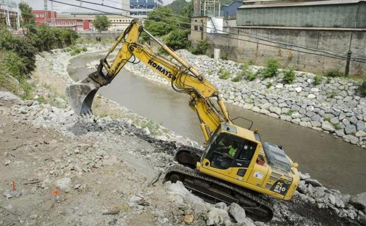 Imagen de las obras de encauzamiento acometidas en el cauce a su paso por Basauri, en 2015.