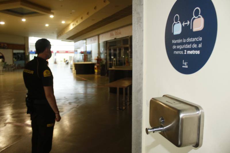 Dipensador de gel y cartelería recordando la distancia de seguridad instalados en el centro comercial Gorbeia.