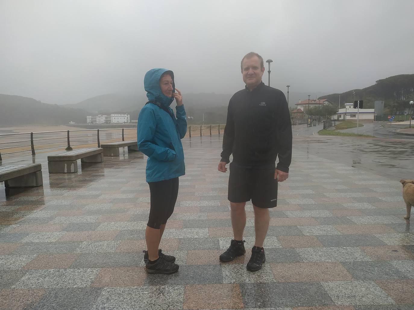 La estampa es radicalmente opuesta a la vista hasta la fecha. Sin chancletas, ni bermudas, ni tampoco gafas de sol. Los pocos animados que toman el paseo de Gorliz hoy visten chubasquero y zapatillas. "Siempre salimos, y el mal tiempo nos anima aún más si cabe", comenta Arantza Paredes "Así no nos cruzamos con nadie", explica esta vecina de Gorliz. "Buscamos sacar nuestro ratito para disfrutar un poco del aire libre".