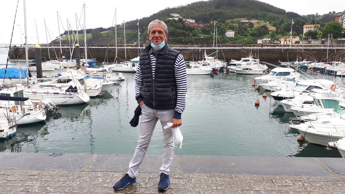 Mikel Russo no se lo ha pensado dos veces esta mañana. El joven barakaldés se ha levantado temprano y ha cogido el autobús de Bilbao a Bakio para, "primero venir a visitar a los abuelos, porque tenemos aquí nuestra segunda residencia, y luego para quedar con los amigos", nos cuenta nada más apearse del bus. La lluvia no va a ser impedimento para salir a dar una vuelta hoy por Bakio. "Cualquier cosa es mejor que estar encerrado y tenía ganas de salir de Barakaldo y pasar el día con los colegas por aquí"