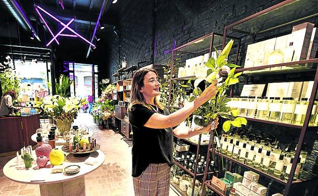 Viki Fernández abrió el miércoles una floristería y perfumería en Heros. 