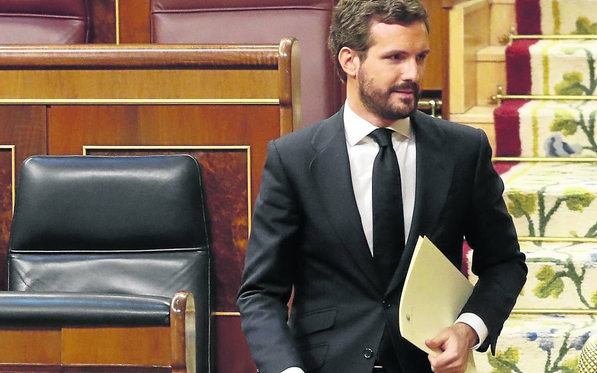 Pablo Casado se dirige a la tribuna en el último pleno para debatir la prórroga del estado de alarma.