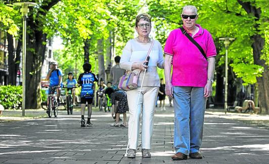 Dorita Roa y Raúl Martínez pasean por el parque de La Florida.