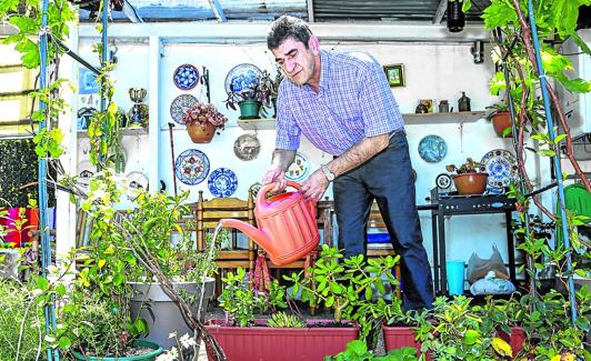 Julio Ávila disfruta con la tranquilidad del jardín de su casa.