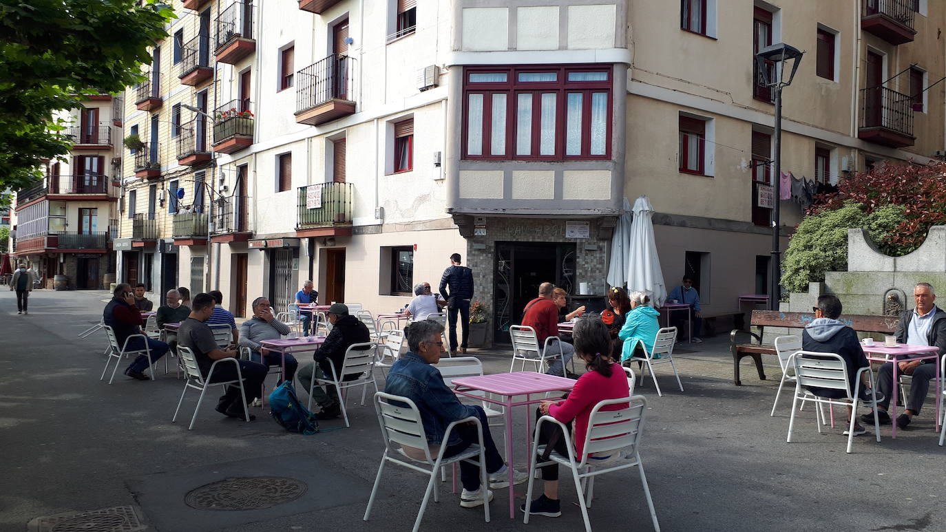 El Gau-Argi de Ondarroa está situado en el paseo Itsas Aurre de la localidad costera, uno de los espacios más populares del centro urbano. Las terrazas que este bar ha ofrecido desde el inicio de la nueva normalidad han estado llenas de clientes con ganas de salir y disfrutar del aire libre. El inicio de la fase 2 también les permite desde hoy atender a los consumidores que se sientan en las mesas que cuentan en el interior, al 50% de su capacidad. De momento, no obstante, aseguran 'que muy pocos dan el paso de entrar dentro, quizá por desconocimiento, quizá por temor'. Informa Mirari Artime.