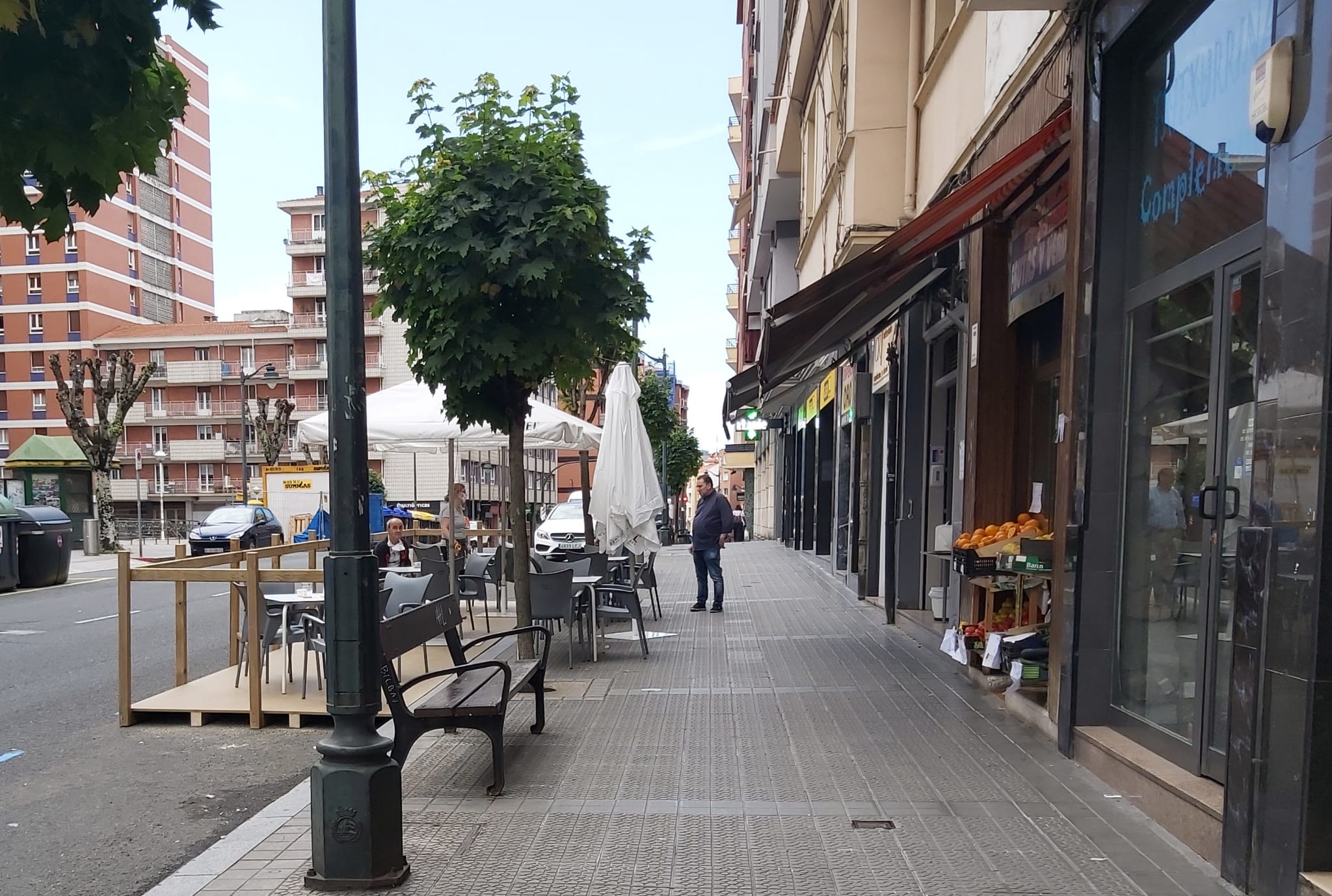 En el bar Alesandra de la calle Santutxu han ampliado la terraza.