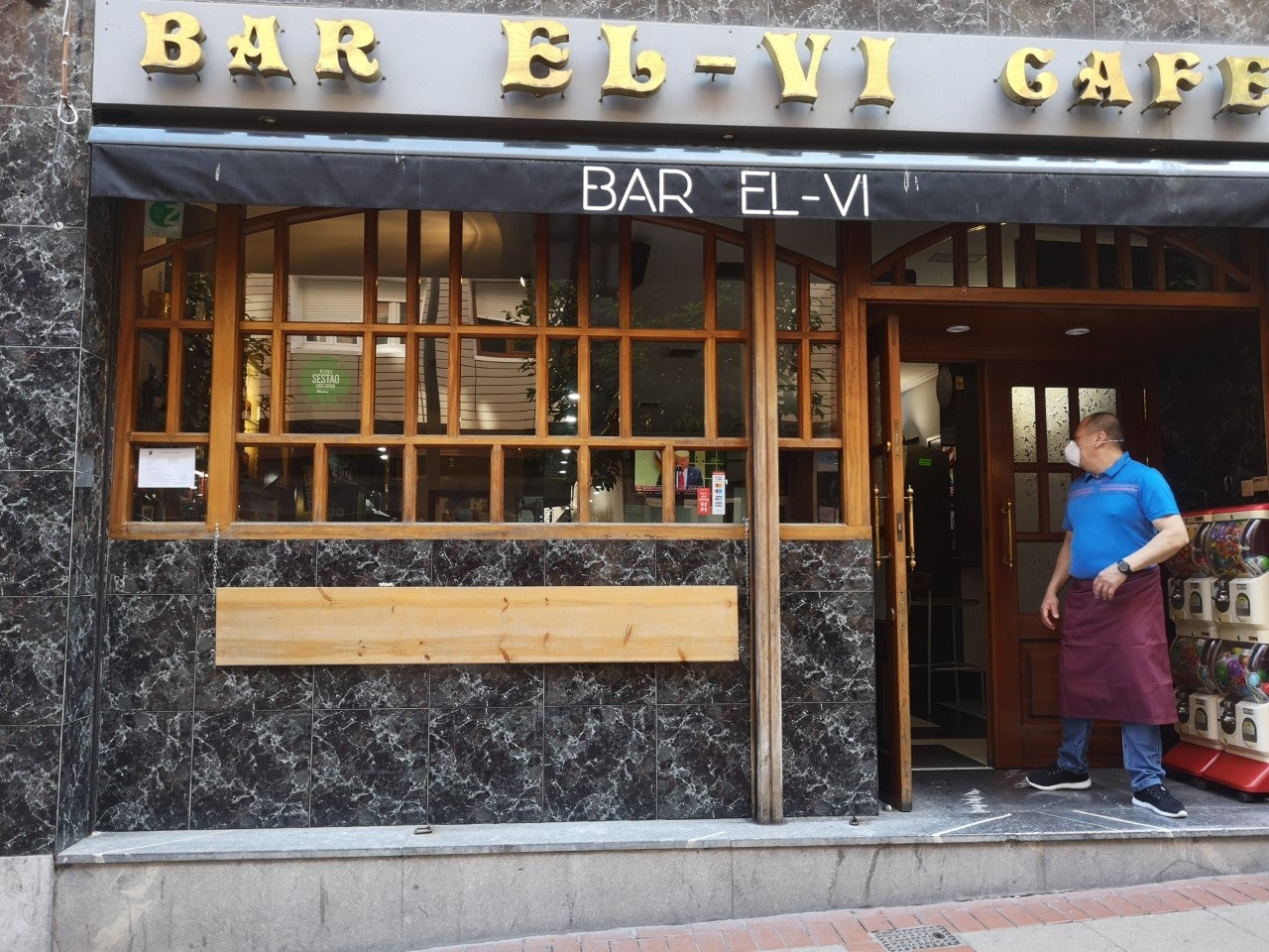 En el bar "El-VI", de Sestao la mañana transcurre tranquila. Miguel, uno de los dueños del local, explica que "con el día que hace todo el mundo prefiere tomarse algo fuera". Cuenta además que son nuevos en la zona, "no nos conoce mucha gente, así que tampoco esperamos una gran afluencia de gente, estamos tranquilos y nos mantenemos optimistas", detalla. Marina León.