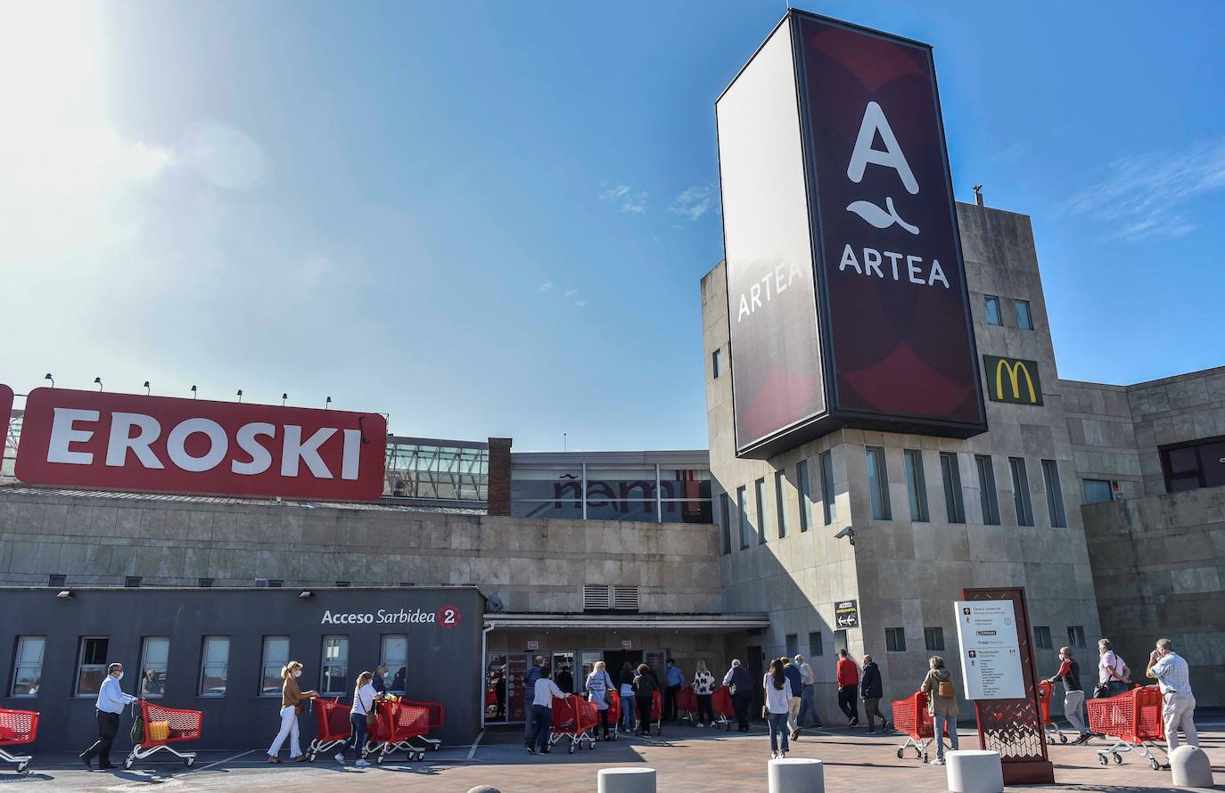 Colas en el Centro Comercial Artea. / efe