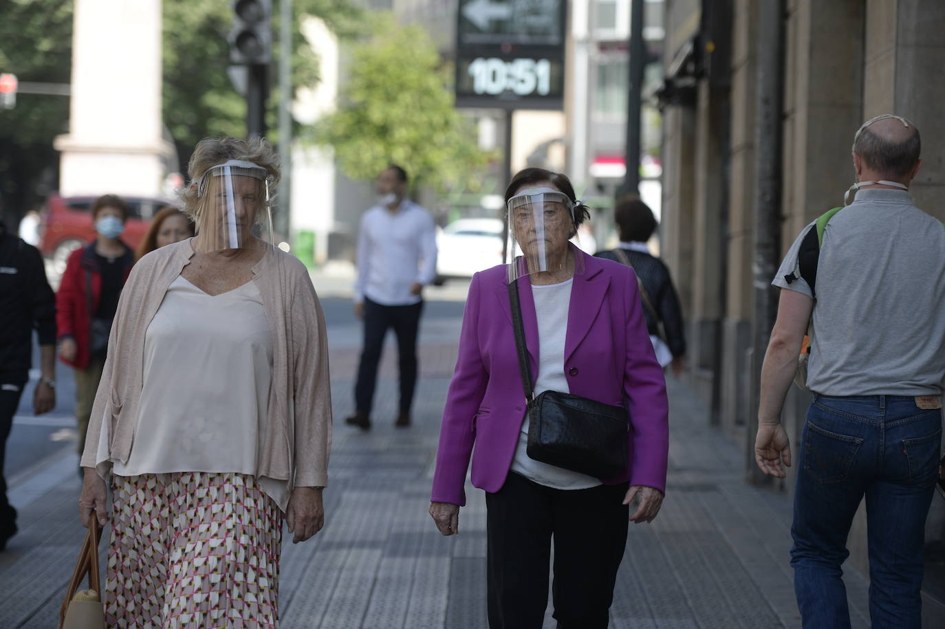 Ambiente en Bilbao el día que abren los centros comerciales. / Yvonne Iturgaiz.