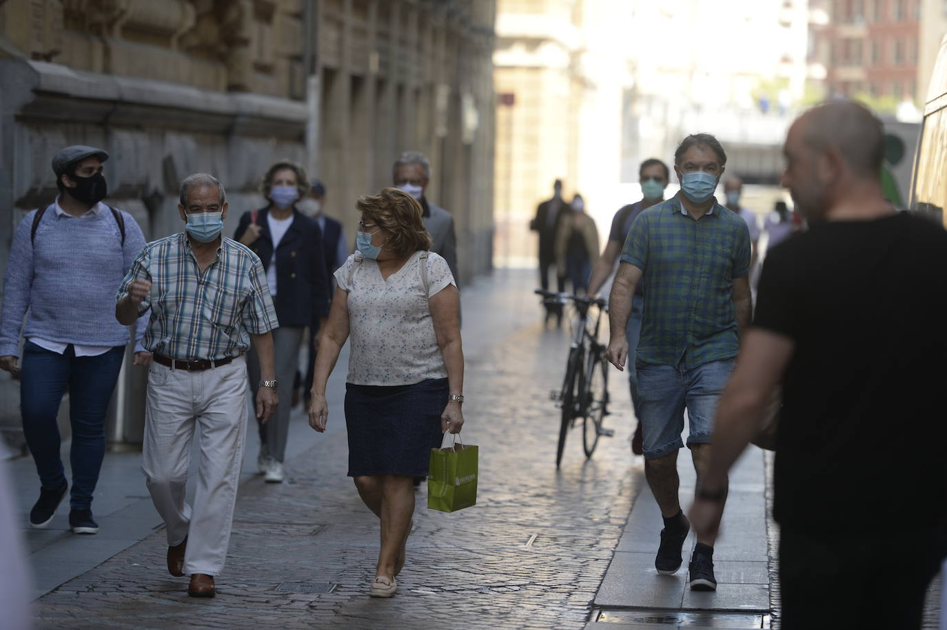 Ambiente en Bilbao el día que abren los centros comerciales. / Yvonne Iturgaiz.