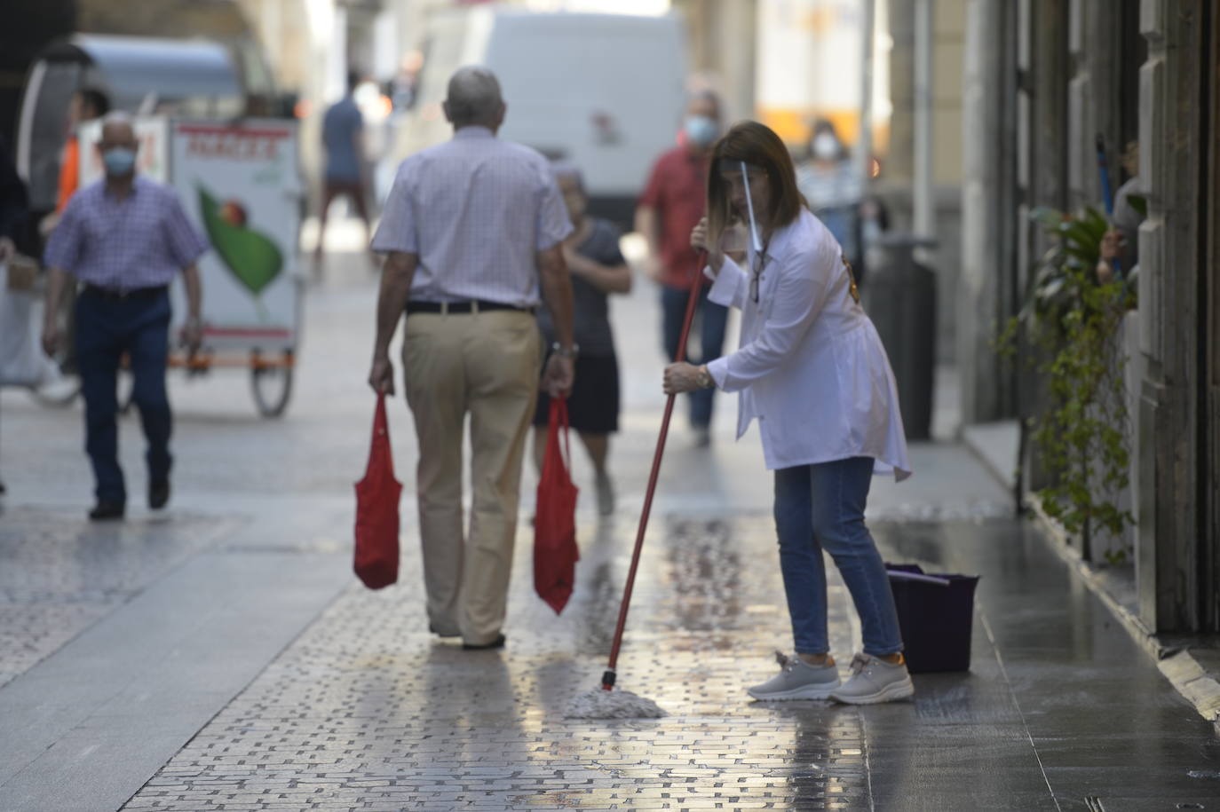 Ambiente en Bilbao el día que abren los centros comerciales. / Yvonne Iturgaiz.