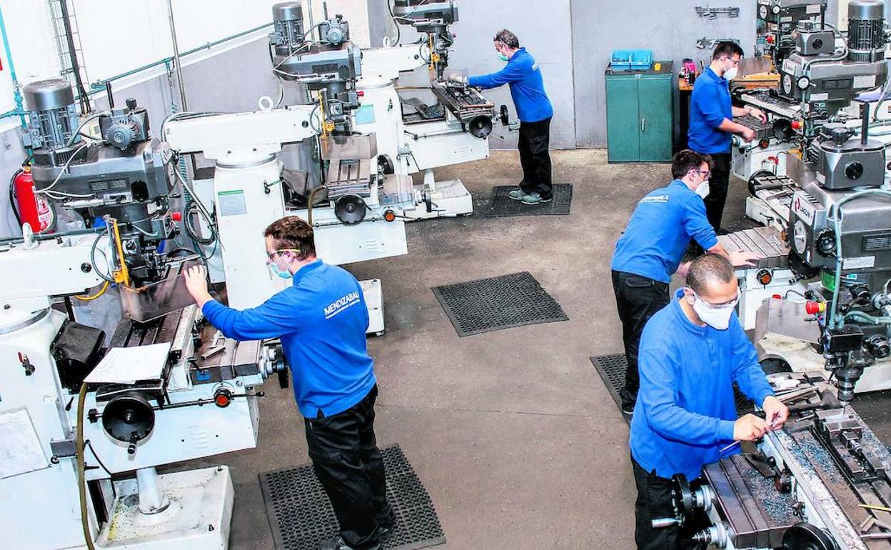 Aprendices del grado Programación de la Producción de Fabricación Mecánica de Mendizabala regresaron ayer al taller con mascarillas. 