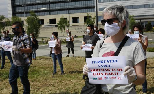 Los sindicatos han protestao frente a Lakua.