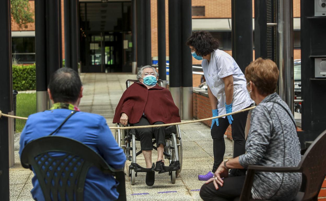 Una mujer recibe una visita en la residencia Ajuria de Vitoria.