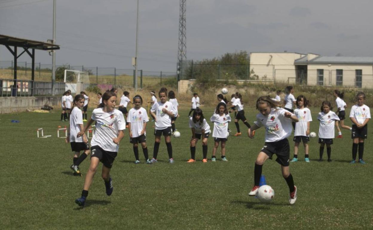 Varias niñas en una de las ediciones anteriores realizando ejercicios con el balón de fútbol. 