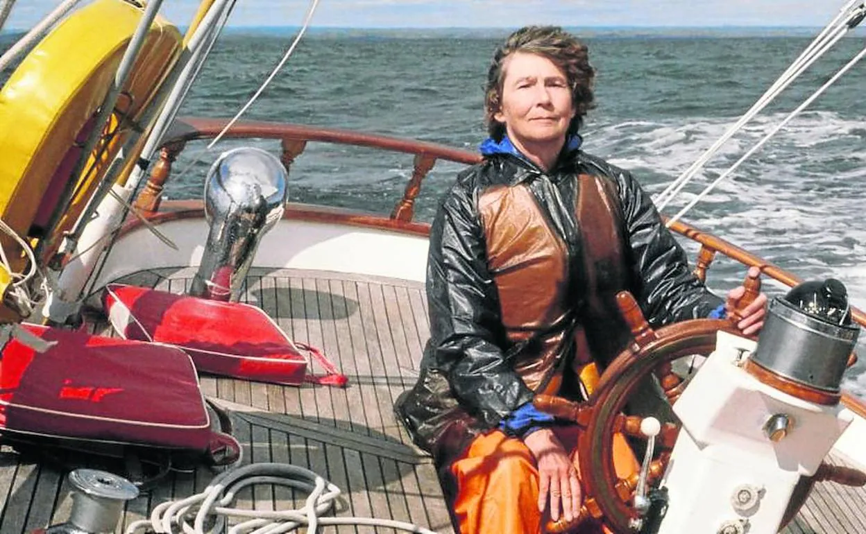 Selma Huxley, al timón durante una singladura por aguas de Terranova en 1982. 