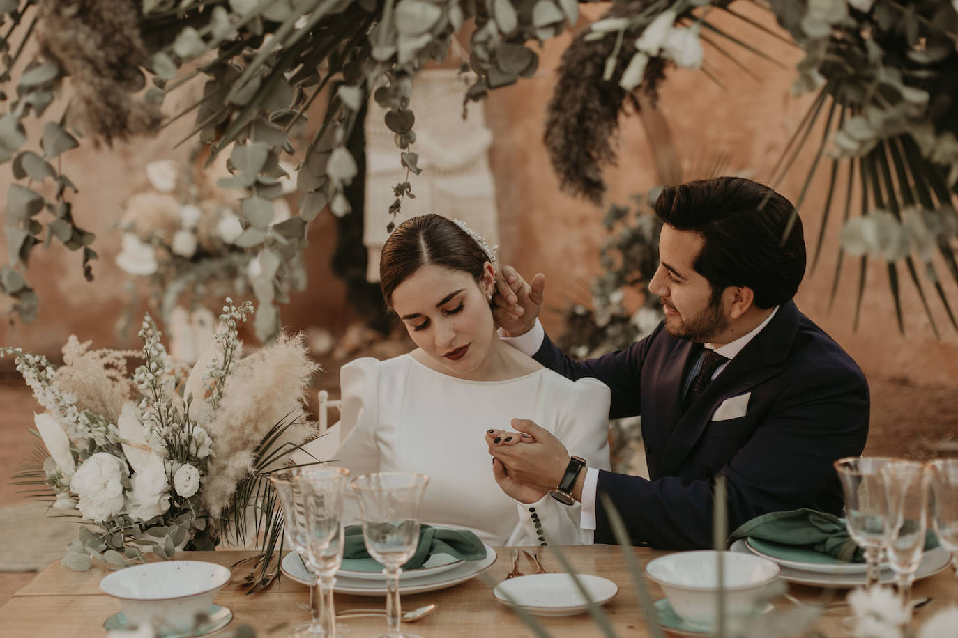 Catarina Santos y David Peralta se han convertido en la primera pareja del país en contraer matrimonio con mascarillas y aforo reducido. A pesar de las estrictas medidas de higiene, se muestran «emocionados» y aseguran que ha sido «la mejor decisión de sus vidas»