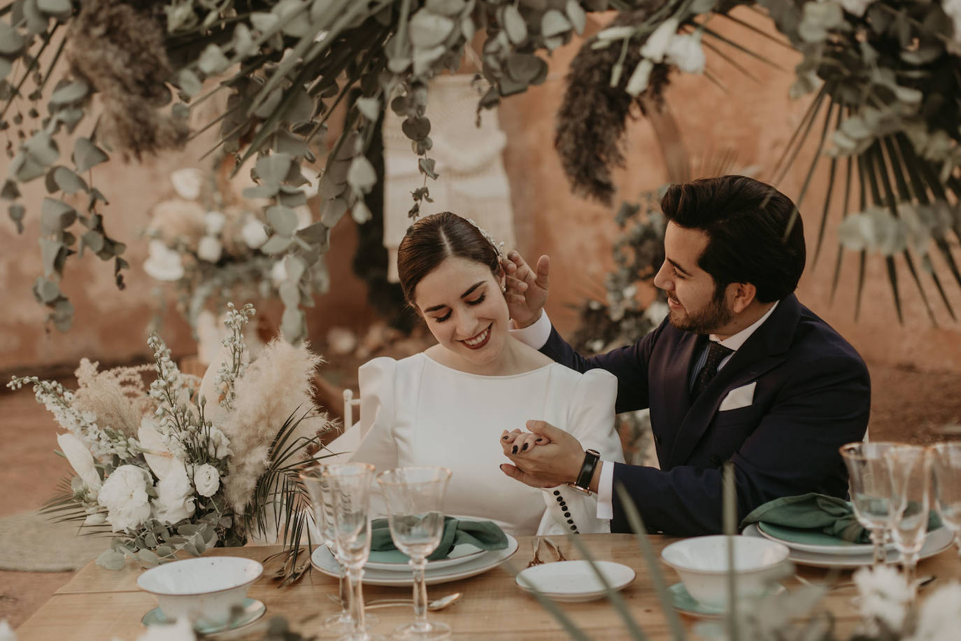 Catarina Santos y David Peralta se han convertido en la primera pareja del país en contraer matrimonio con mascarillas y aforo reducido. A pesar de las estrictas medidas de higiene, se muestran «emocionados» y aseguran que ha sido «la mejor decisión de sus vidas»