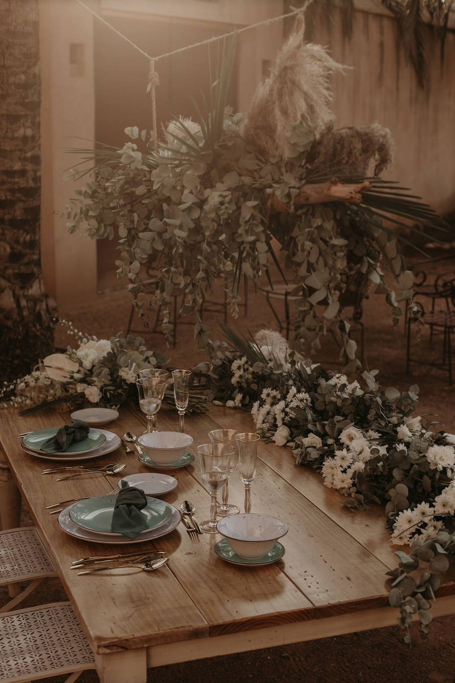 Catarina Santos y David Peralta se han convertido en la primera pareja del país en contraer matrimonio con mascarillas y aforo reducido. A pesar de las estrictas medidas de higiene, se muestran «emocionados» y aseguran que ha sido «la mejor decisión de sus vidas»