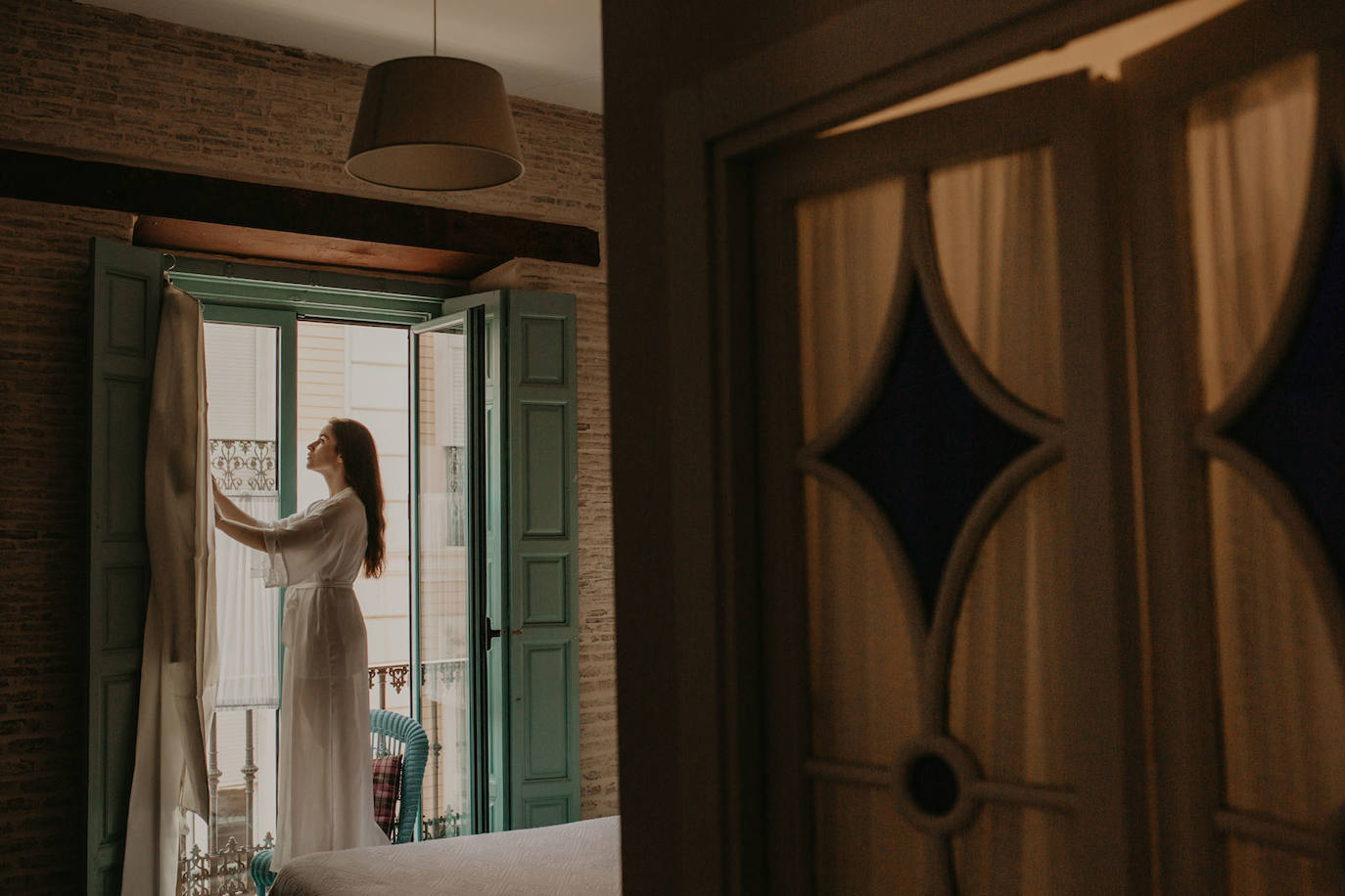 Catarina Santos y David Peralta se han convertido en la primera pareja del país en contraer matrimonio con mascarillas y aforo reducido. A pesar de las estrictas medidas de higiene, se muestran «emocionados» y aseguran que ha sido «la mejor decisión de sus vidas»