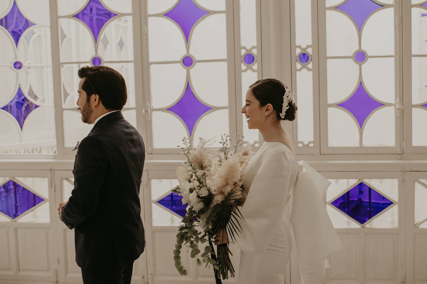 Catarina Santos y David Peralta se han convertido en la primera pareja del país en contraer matrimonio con mascarillas y aforo reducido. A pesar de las estrictas medidas de higiene, se muestran «emocionados» y aseguran que ha sido «la mejor decisión de sus vidas»