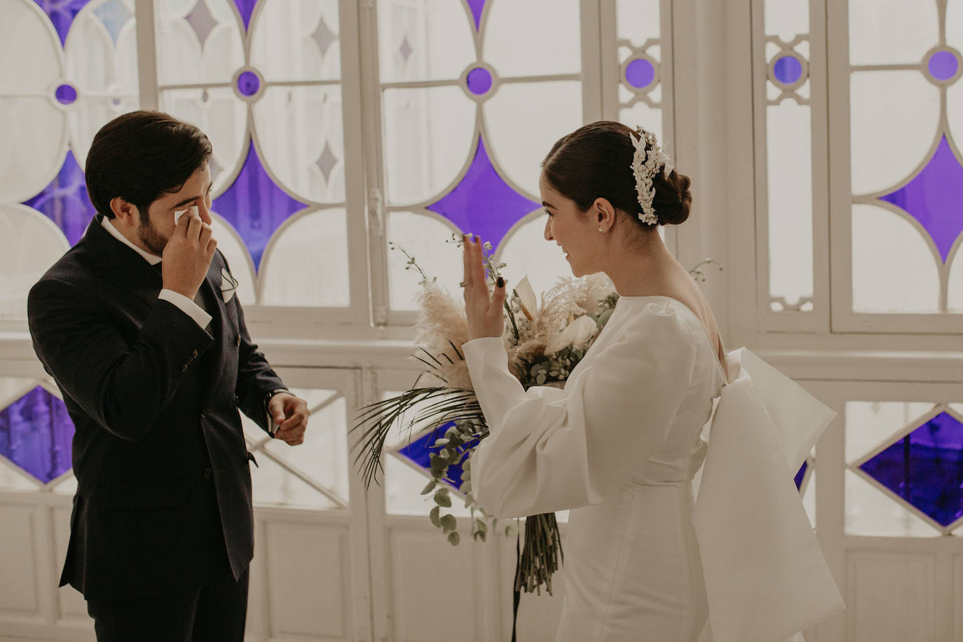 Catarina Santos y David Peralta se han convertido en la primera pareja del país en contraer matrimonio con mascarillas y aforo reducido. A pesar de las estrictas medidas de higiene, se muestran «emocionados» y aseguran que ha sido «la mejor decisión de sus vidas»