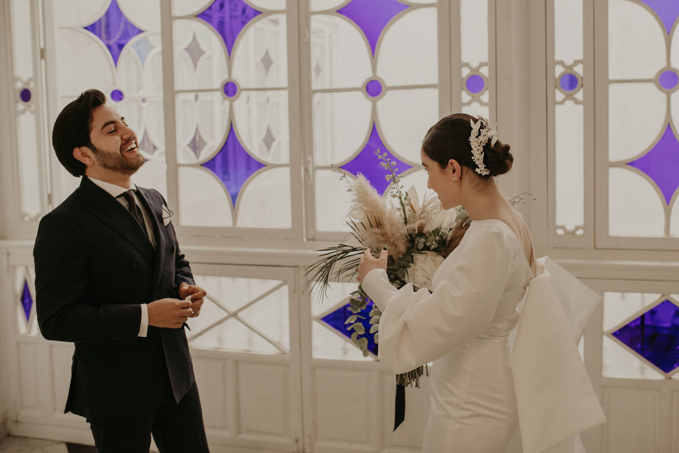 Catarina Santos y David Peralta se han convertido en la primera pareja del país en contraer matrimonio con mascarillas y aforo reducido. A pesar de las estrictas medidas de higiene, se muestran «emocionados» y aseguran que ha sido «la mejor decisión de sus vidas»