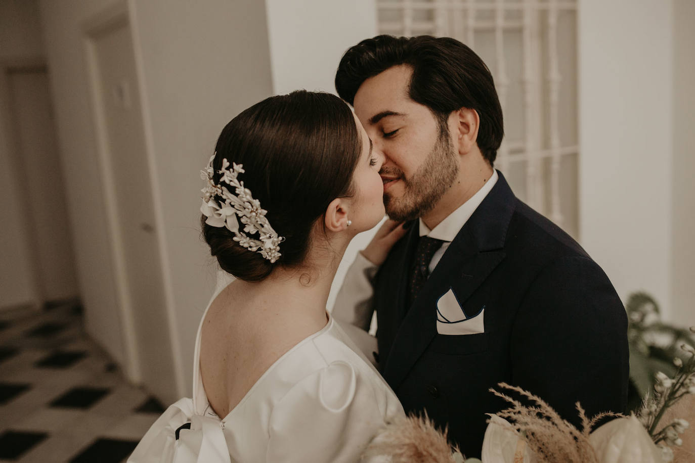 Catarina Santos y David Peralta se han convertido en la primera pareja del país en contraer matrimonio con mascarillas y aforo reducido. A pesar de las estrictas medidas de higiene, se muestran «emocionados» y aseguran que ha sido «la mejor decisión de sus vidas»