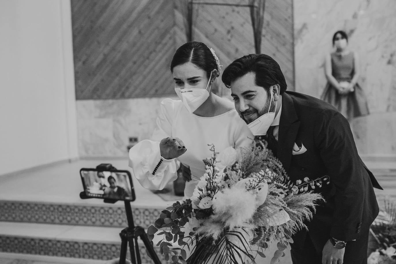 Catarina Santos y David Peralta se han convertido en la primera pareja del país en contraer matrimonio con mascarillas y aforo reducido. A pesar de las estrictas medidas de higiene, se muestran «emocionados» y aseguran que ha sido «la mejor decisión de sus vidas»