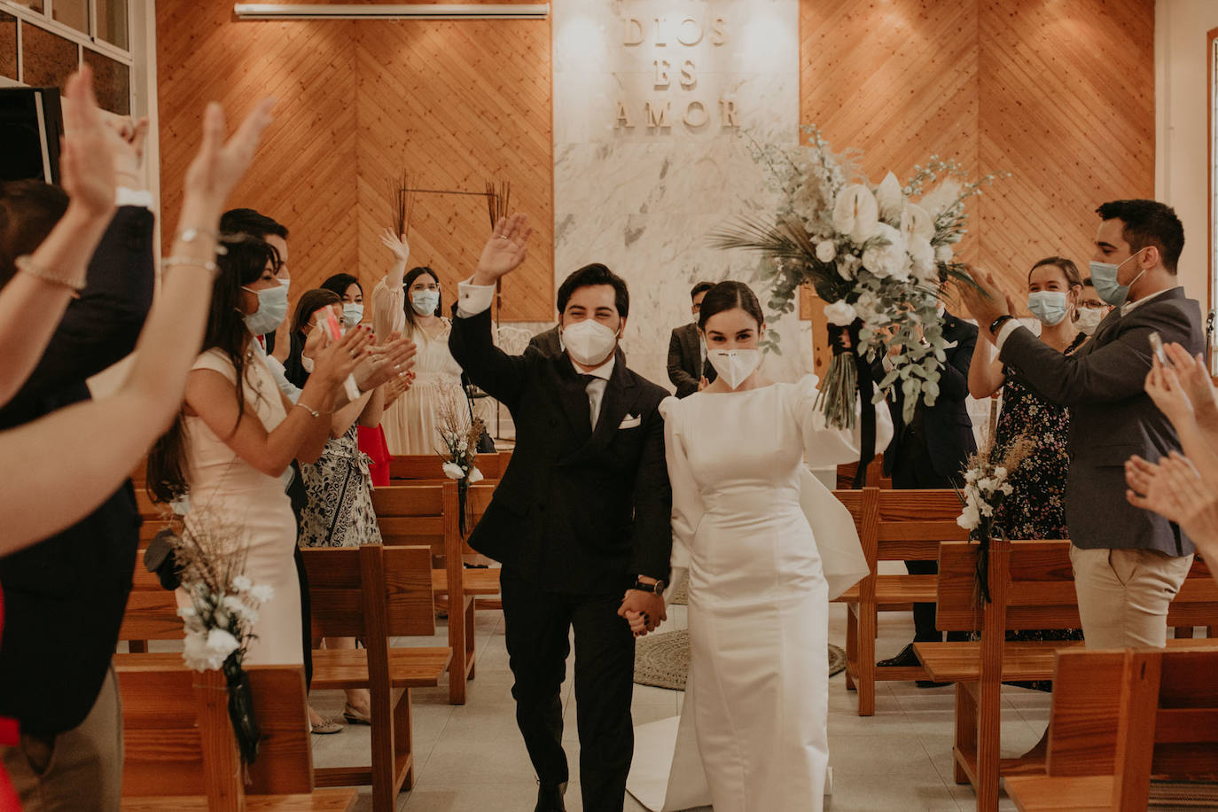 Catarina Santos y David Peralta se han convertido en la primera pareja del país en contraer matrimonio con mascarillas y aforo reducido. A pesar de las estrictas medidas de higiene, se muestran «emocionados» y aseguran que ha sido «la mejor decisión de sus vidas»