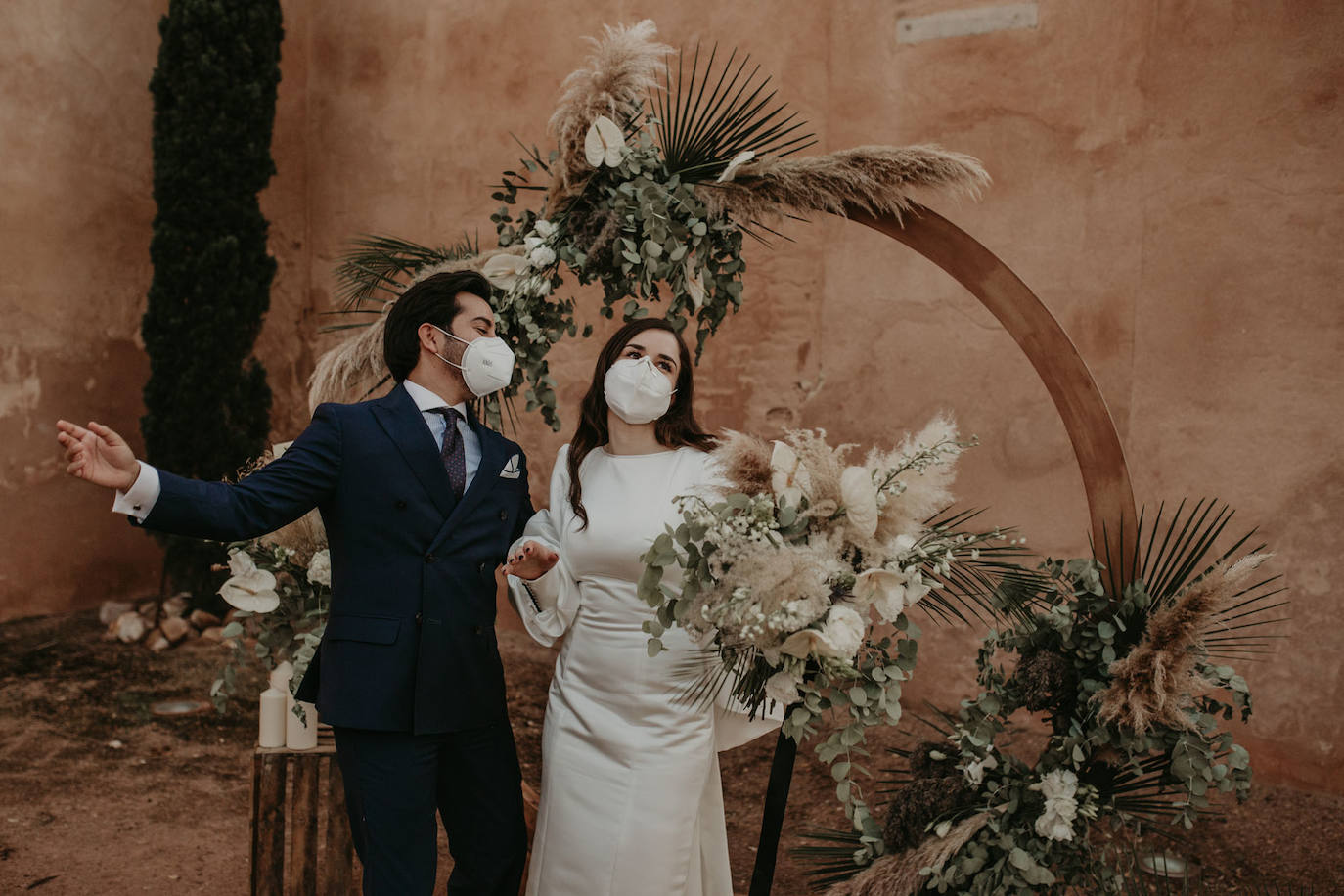 Catarina Santos y David Peralta se han convertido en la primera pareja del país en contraer matrimonio con mascarillas y aforo reducido. A pesar de las estrictas medidas de higiene, se muestran «emocionados» y aseguran que ha sido «la mejor decisión de sus vidas»