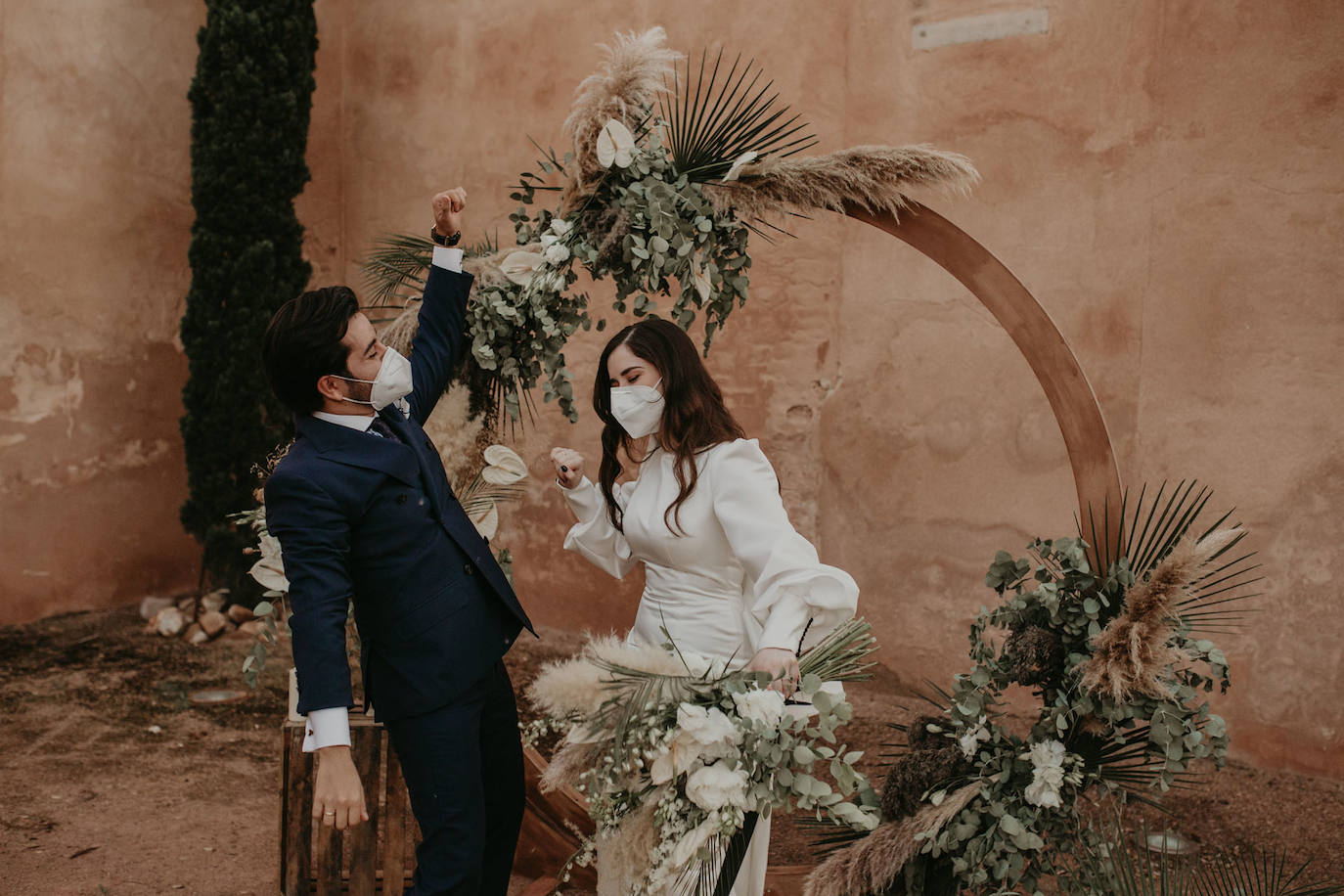Catarina Santos y David Peralta se han convertido en la primera pareja del país en contraer matrimonio con mascarillas y aforo reducido. A pesar de las estrictas medidas de higiene, se muestran «emocionados» y aseguran que ha sido «la mejor decisión de sus vidas»