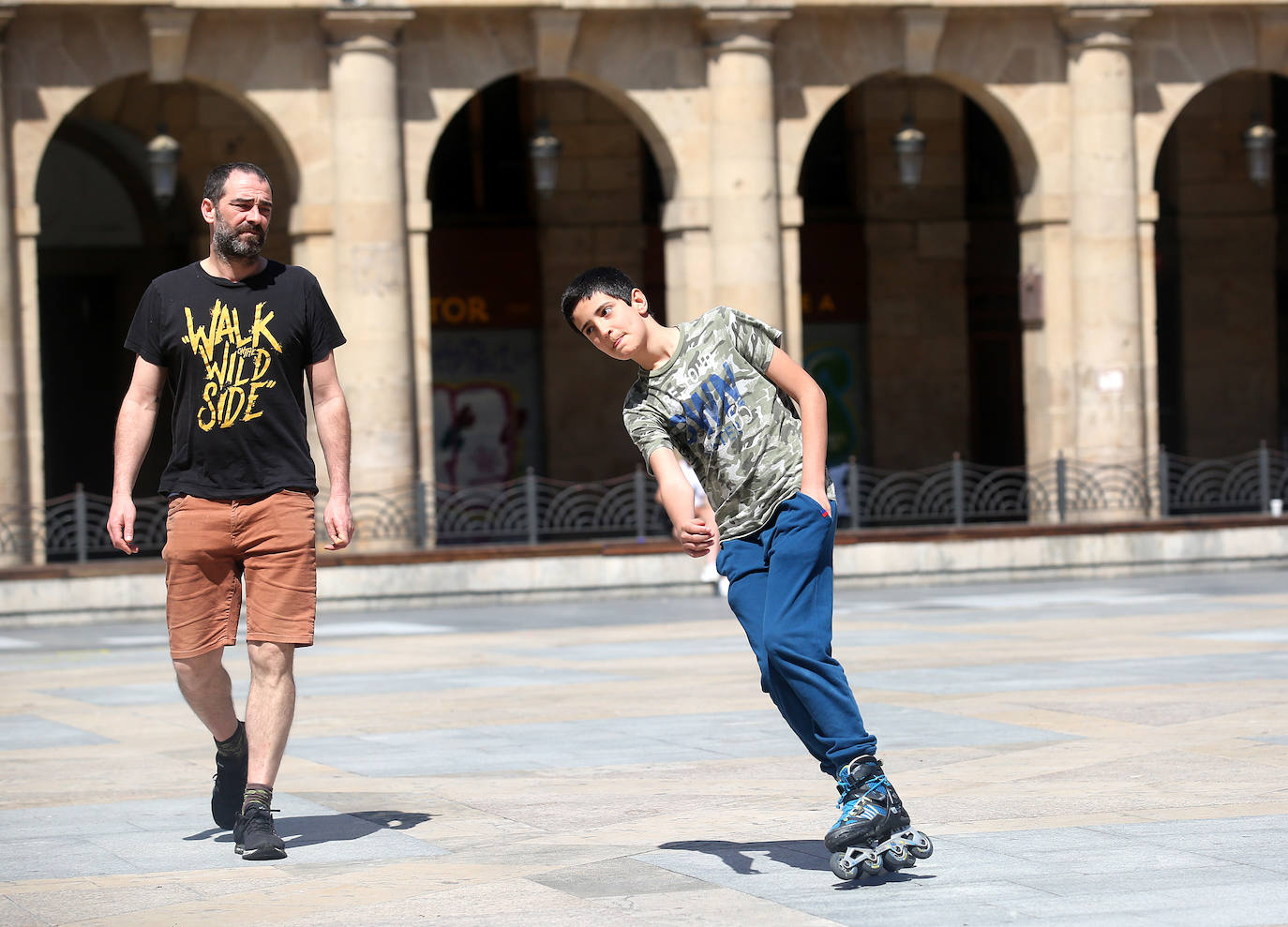 Diego Sorní y Mario, de doce años, siguen descolocados con los horarios. «Salimos un rato a patinar y a casa». 