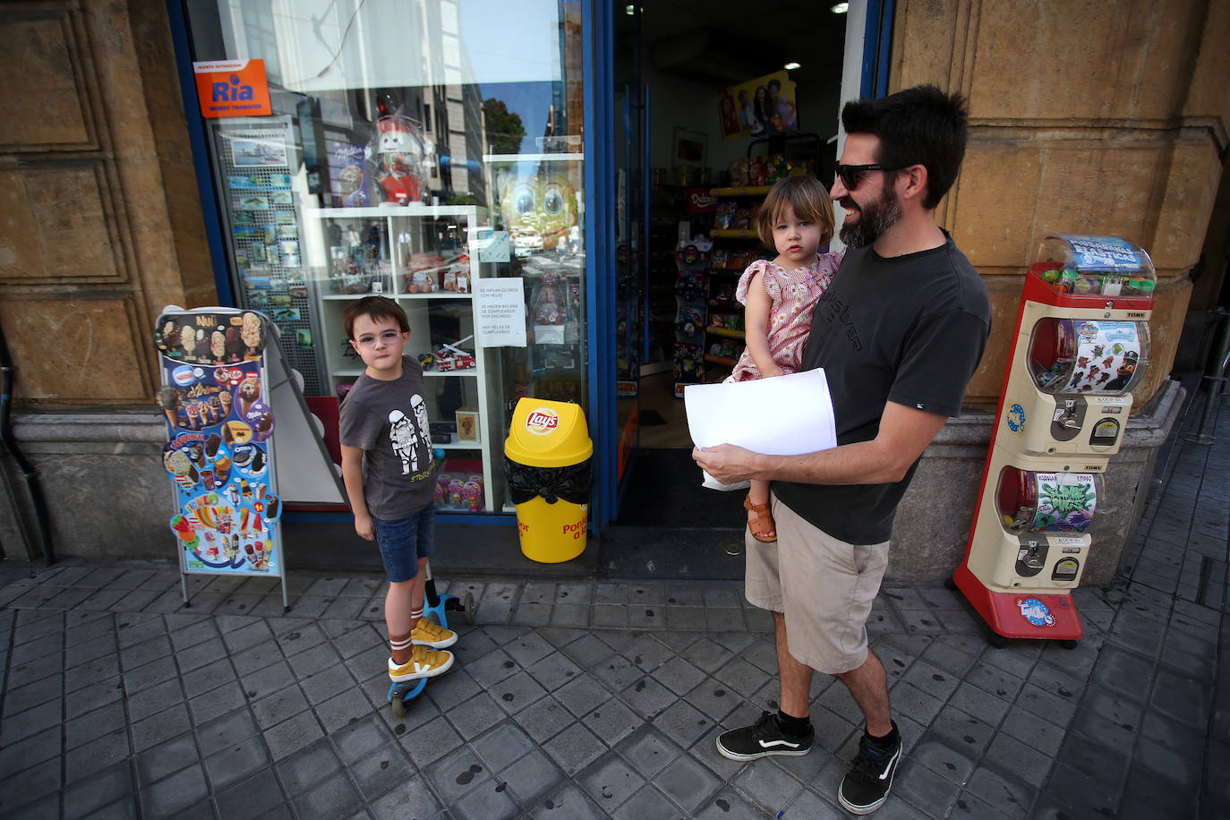 Ekain Zarauza nota a Danel, cinco años, y a Ane Miren, dos años, con otro talante al llegar a casa después de estar más tiempo en la calle. «Llegan más cansados y se les ve más a gusto». 