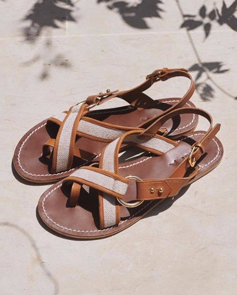 Sandalias planas de cuero y tela en tonos tierra. Disponibles en la tienda bilbaína The Closet, ubicada en la tienda Colón de Larreategui (165 euros).